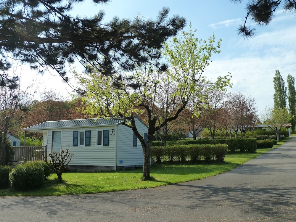 Olydea Le Lambon - Camping Et Résidence Aux Pieds Du Lac Du Lambon, Camping à Aigonnay