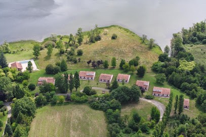 Camping *** Reflections Lake and family houses, Camping à Miélan