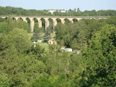 Camping De Vauchiron, Camping à Lusignan