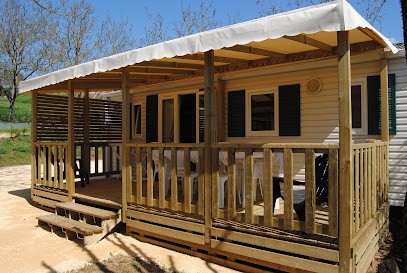 Camping Et Gites Les Pierres Chaudes, Camping à Veyrignac