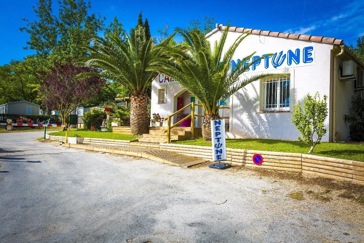 Camping Neptune 3 Etoiles Plage De Massane Saint Mitre Les Remparts, Camping à Saint-Mitre-les-Remparts