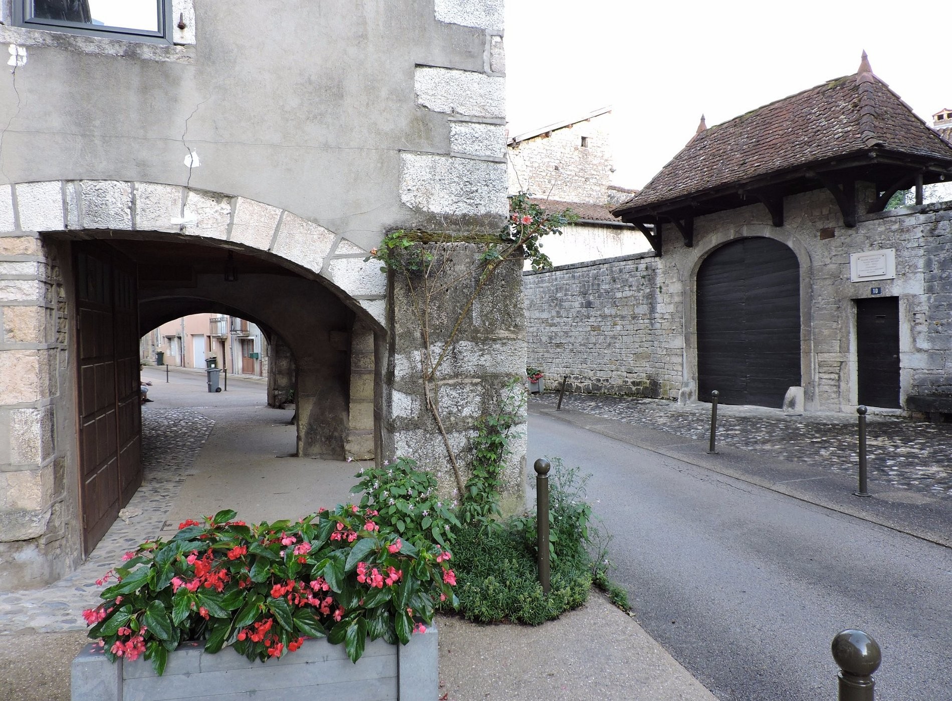 Camping de la vallée de l’Ain et son tiki bar restaurant, Camping à Poncin