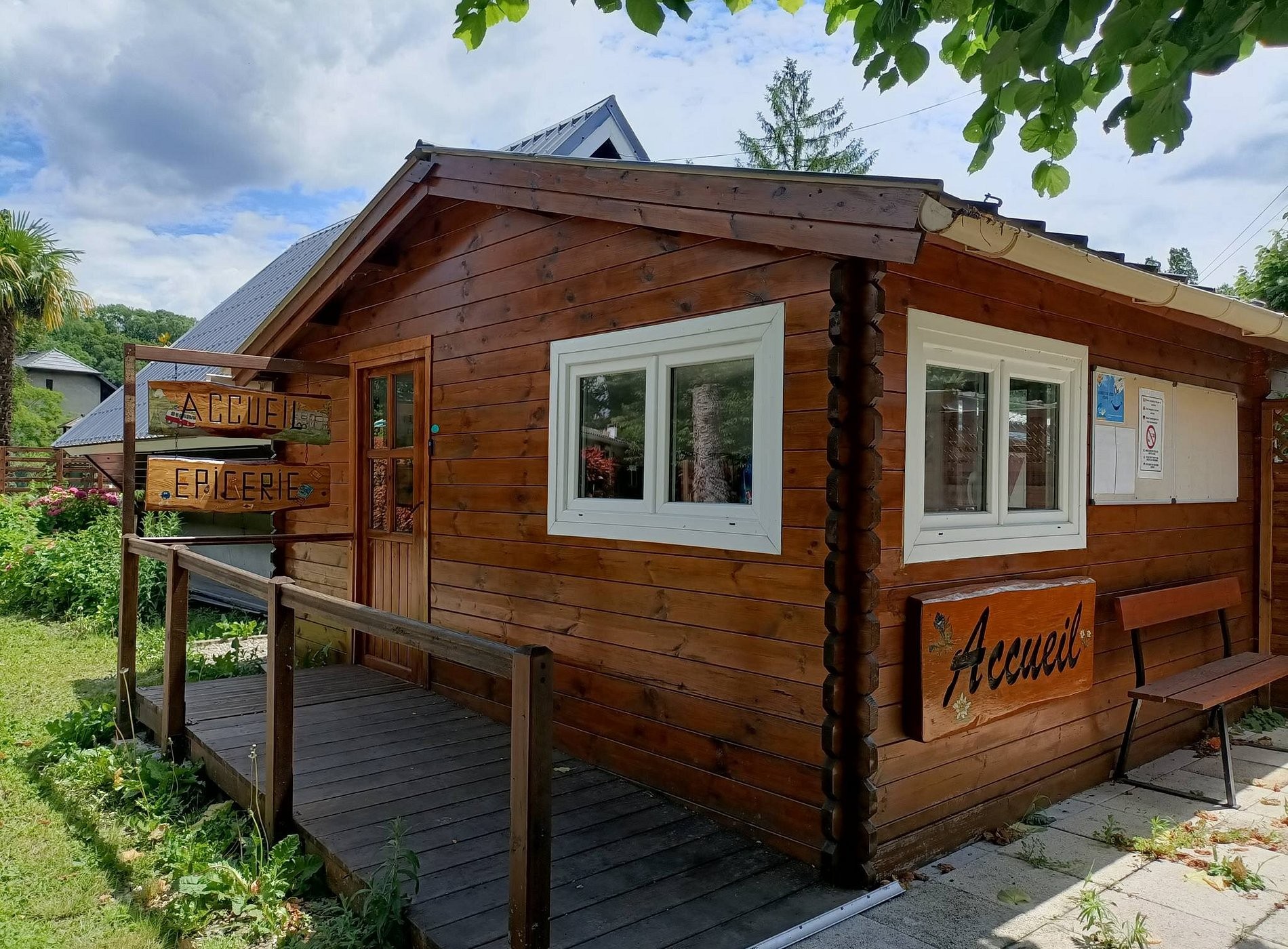 Camping L'escale *** Camping Savoie Avec Piscine, Camping à Sainte-Hélène-du-Lac