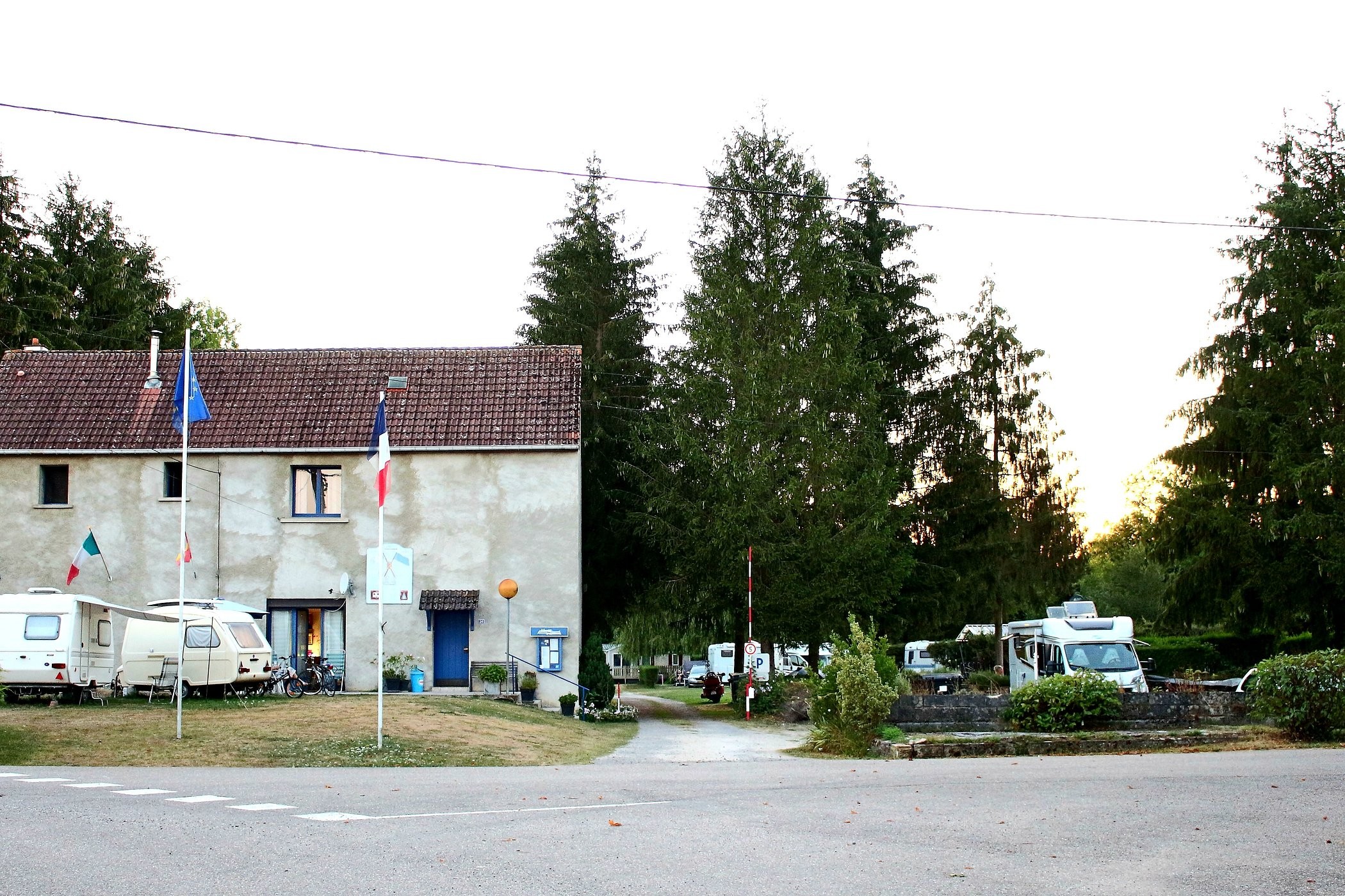Le Brouzel, Camping à Sivry-sur-Meuse