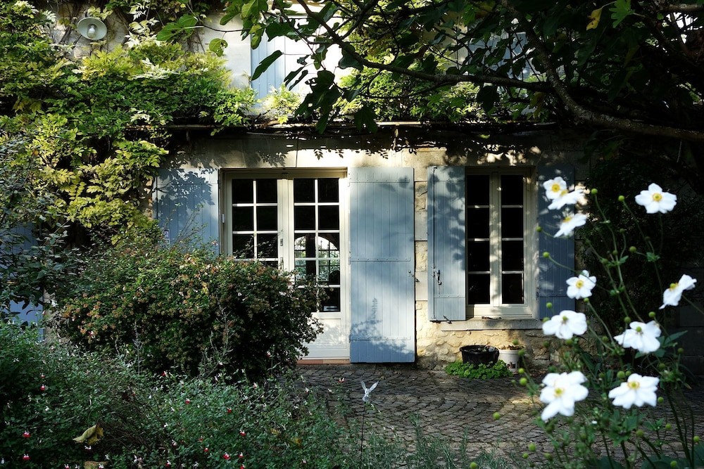 Chambres d'hôtes & Camping Les Jardins de Camelot Villegouge, Camping à Villegouge